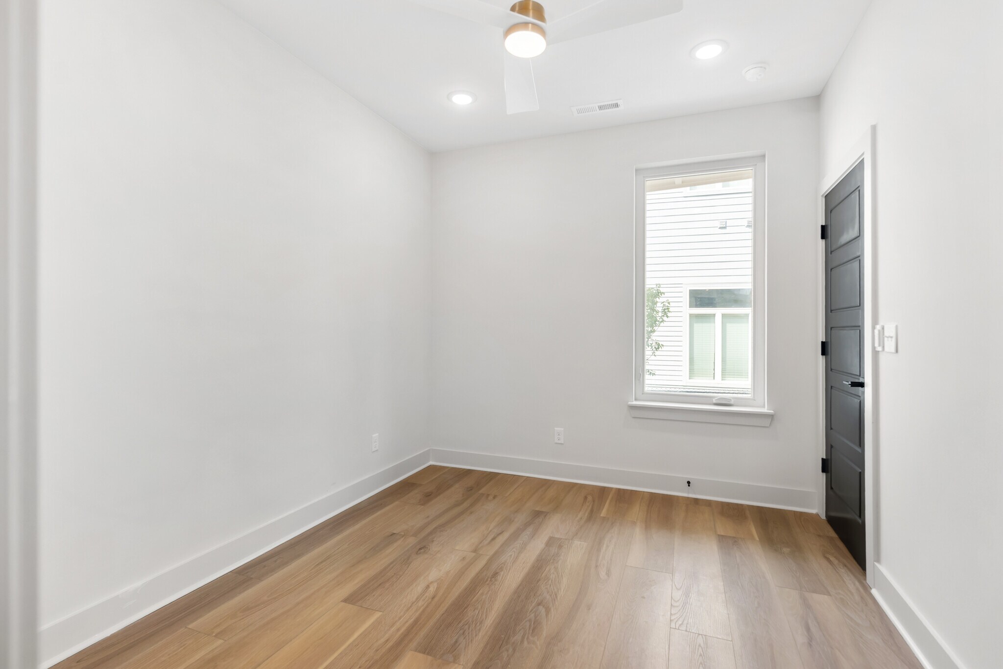 Building Photo - 1043 E Trinity Ln