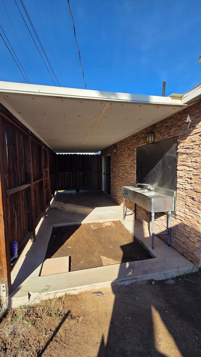 Building Photo - 310 W 10th St