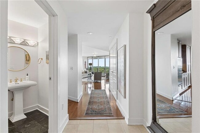 Building Photo - 700 Park Regency Pl NE