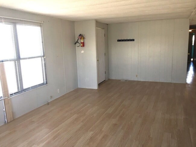 Building Photo - 3 bedroom double wide in Spring Creek