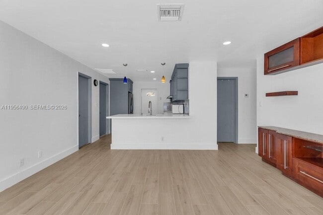 Building Photo - 1101 NE 24th Ct