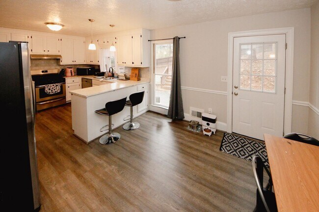 Building Photo - 1424 Shadowbrook Dr