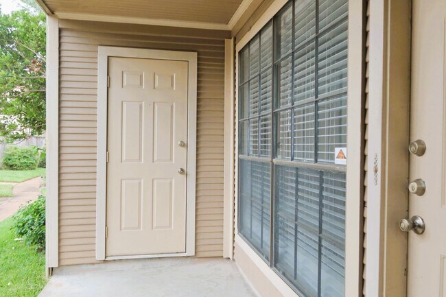 Building Photo - 1311 Antoine Dr