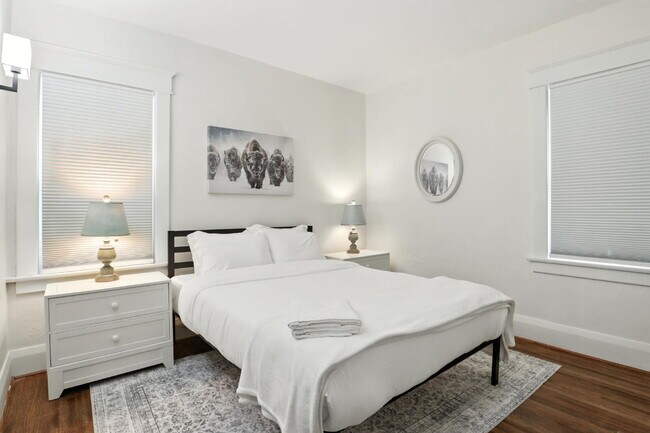 Building Photo - Fully Furnished 3-Bedroom Main-Floor Apartment in North Buffalo
