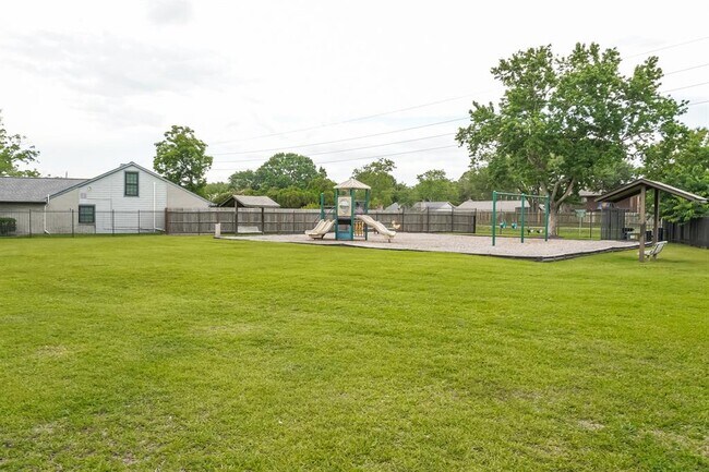 Building Photo - 15411 La Loma Dr