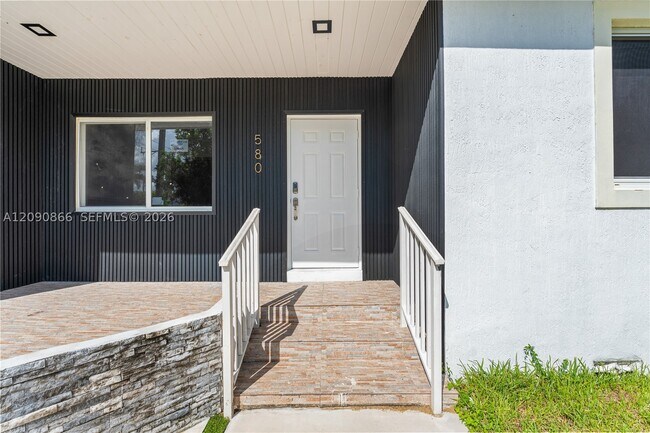 Building Photo - 580 Lee Dr