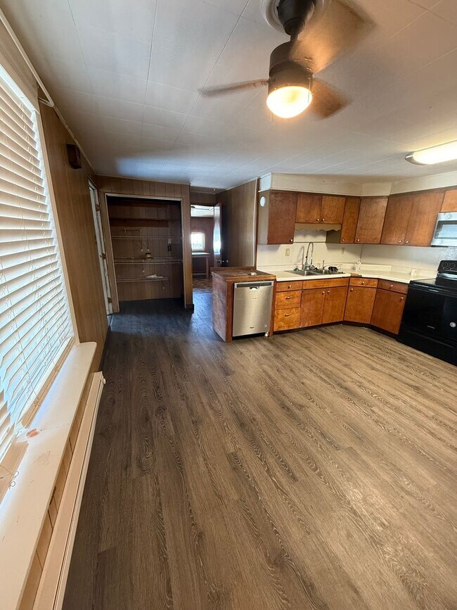 Building Photo - 3185 Spring Rd