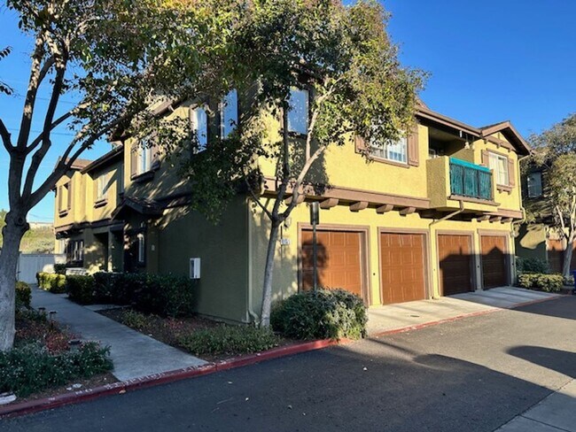 Primary Photo - Nice 2br, 2ba Eastlake Condo