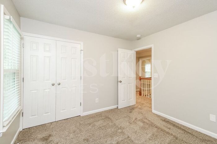 Building Photo - 5386 Beechmont Dr