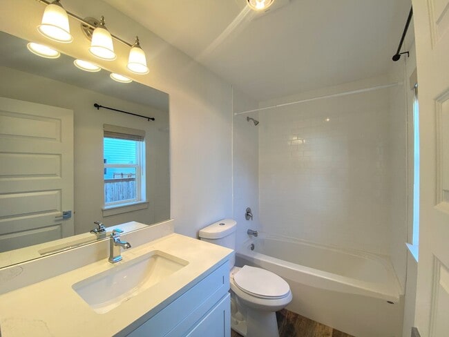 Building Photo - Gorgeous remodeled 4 bed 2.5 bathroom home!