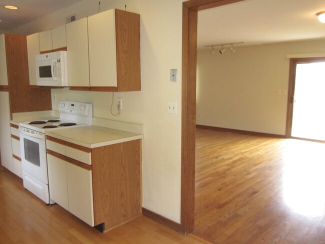 Building Photo - 690 Forest Rd