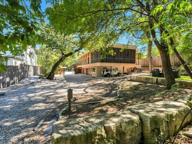 Building Photo - 8635 San Leandro Dr