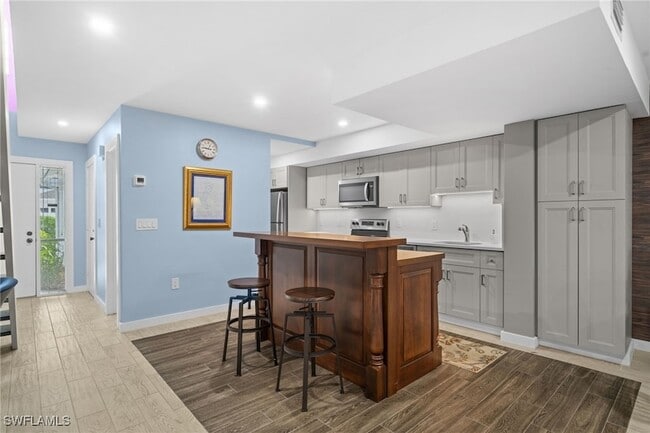 Building Photo - 833 Meadowland Dr