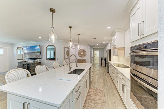 Building Photo - Furnished/Unfurnished ** Annual Rental ** Available 5/1/26 ** 4 Bed/2 Bath Single Family Home ** ...
