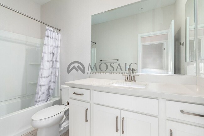 Building Photo - 680 E Ginko Ave