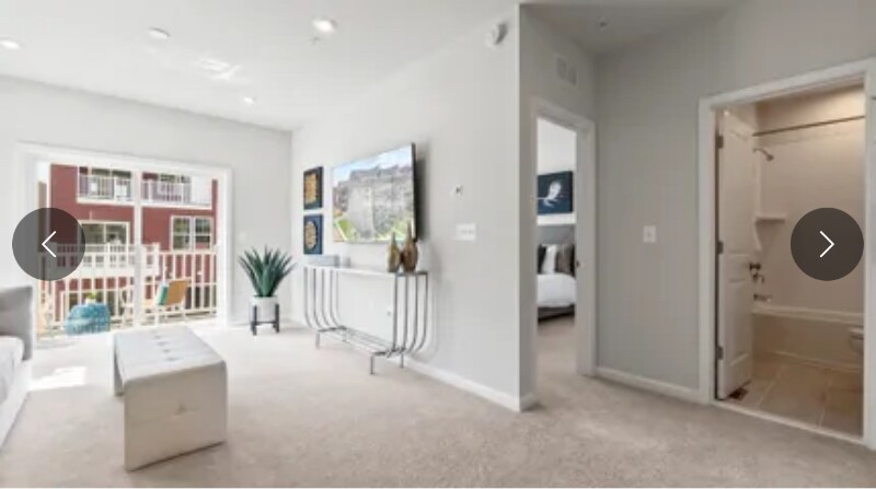 Building Photo - 658 b