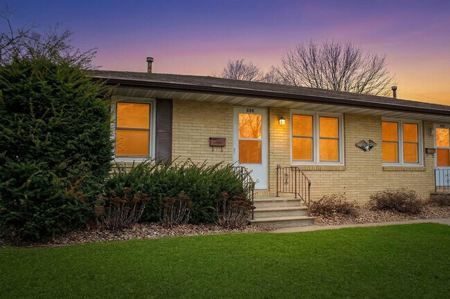 Building Photo - 202 NW Sharmin Dr