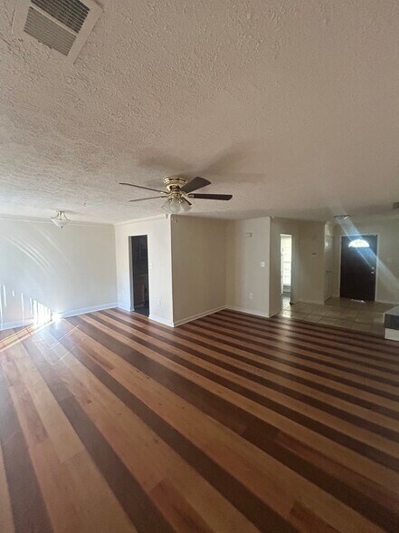 Building Photo - 307 Bentwood Dr