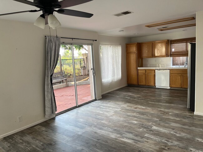 Building Photo - Spacious 4br/3ba Single Family Residence in Beautiful Eastlake Greens Community