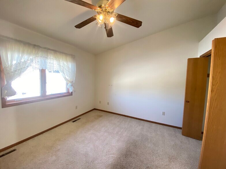 Building Photo - 303 Crestwood Ln