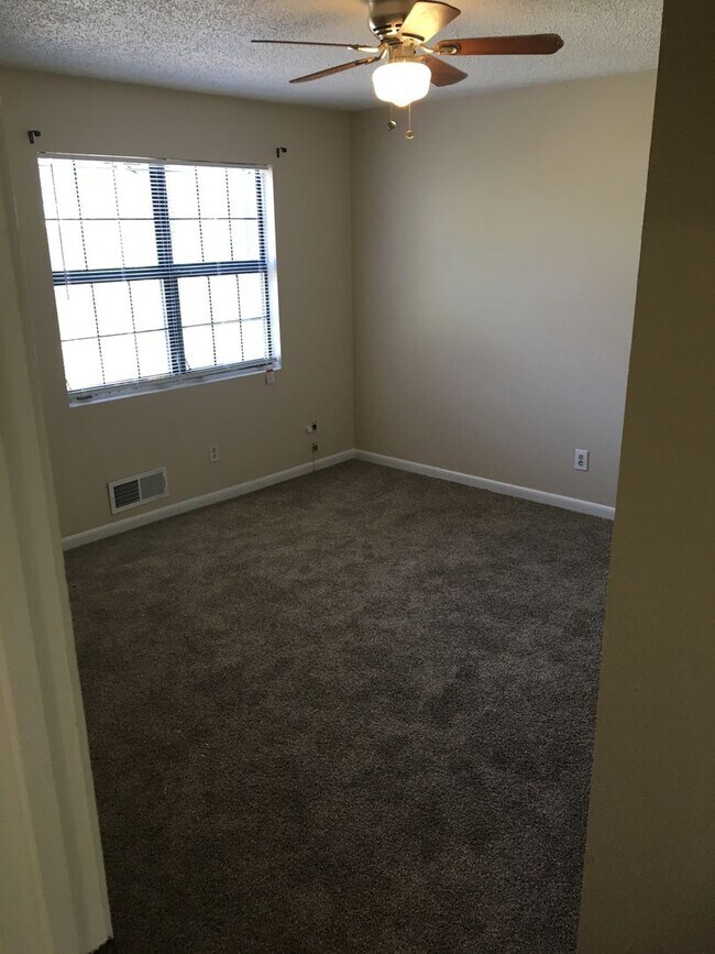 Building Photo - 2 Bedroom 2.5 Bath Townhome in Spicewood Townhome Community