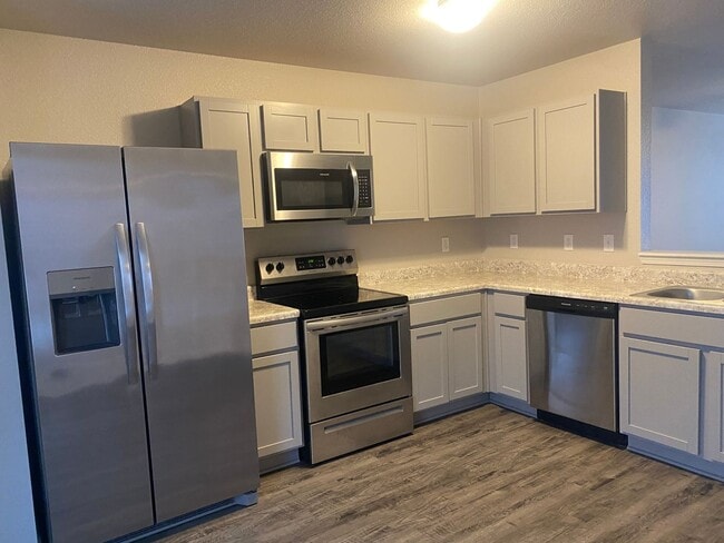 Building Photo - Clean 3bed/2 bath Home!