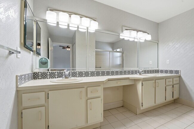 Building Photo - 9284 Laurel Green Dr