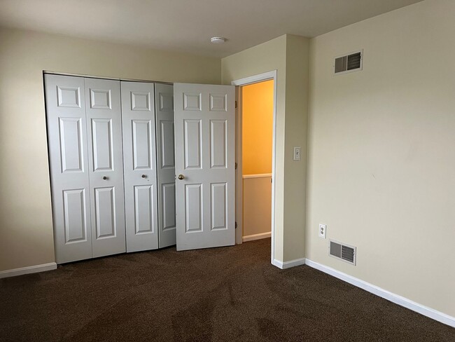 Building Photo - Beautiful 2 bedroom 1 Bathroom Townhome in...