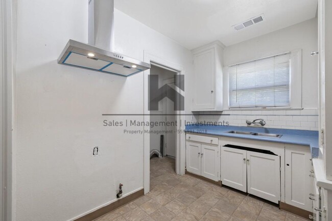 Building Photo - 232 E San Joaquin Ave
