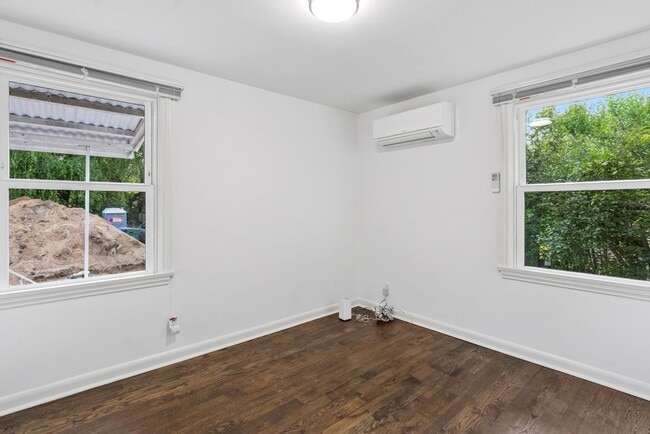 Building Photo - Updated 2 bed 1 bath Wedgewood area home