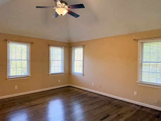 Building Photo - Gorgeous 4-Bedroom Home on a Cul-de-Sac wi...
