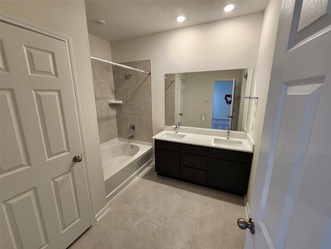 Building Photo - 1530 Grand Olympia Dr