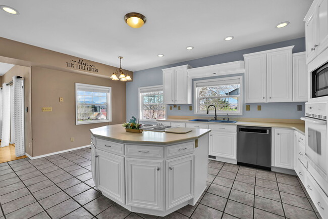 Building Photo - 6674 Chantilly Pl