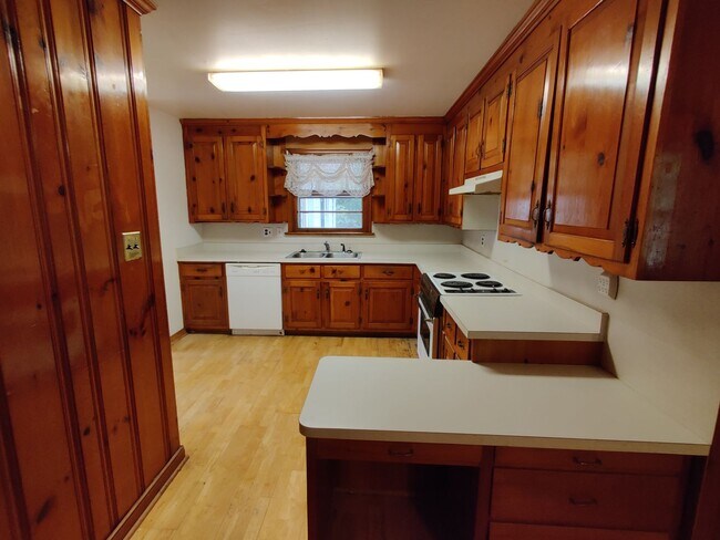 Building Photo - 3 bedroom home , detached garage, multiple living areas