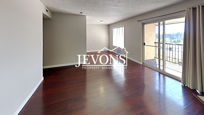 Building Photo - Charming top-floor condo with fully equipp...