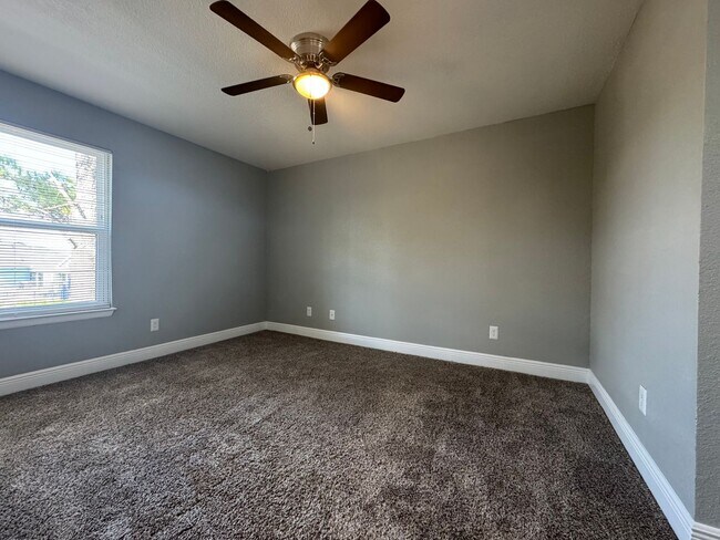Building Photo - Newly Renovated 2/1 Condo ~ Gated Community near Tuskawilla!
