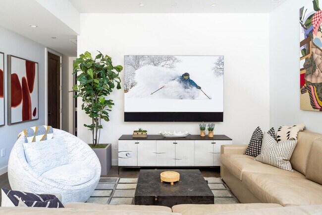 Building Photo - 10 Tree Line Ln