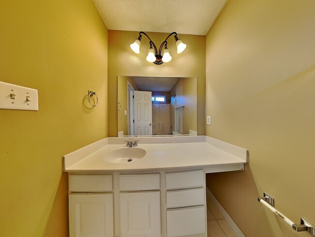 Building Photo - 9021 Cinnabay Dr