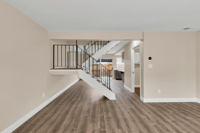 Building Photo - Updated 3 Bed 1.5 Bath Townhome