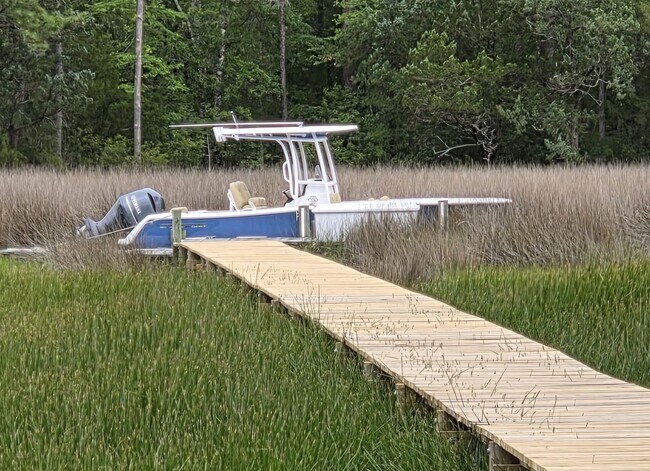 Building Photo - Beautiful 3 bedroom, 2 bath house with one car garage, located on Cummins Creek