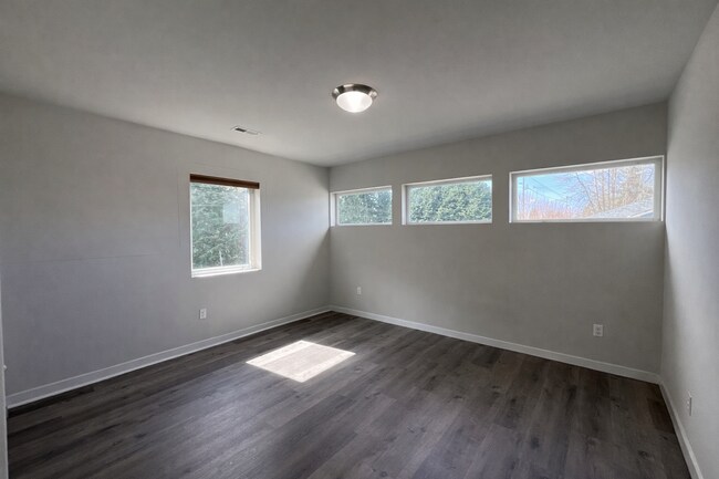 Building Photo - Spacious 4-Bedroom Home with Balcony and Fenced Yard in Marysville