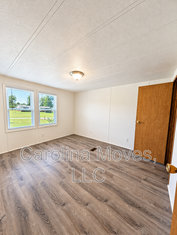 Building Photo - 220 Farrs Rd