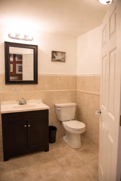 2nd Floor Full Bathroom - 1623 Swain St