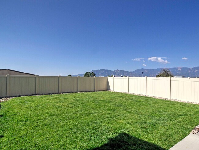 Building Photo - Bright & Open 3-Bed | Great Yard + Mountai...