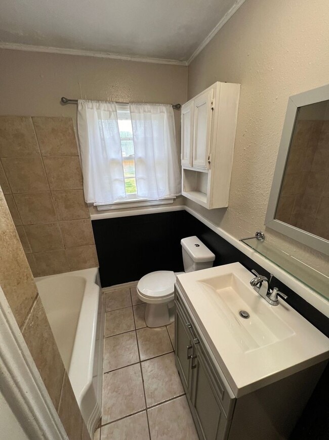 Building Photo - Pre Leasing for Fall 2026!!