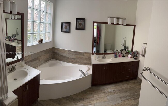 Building Photo - 803 SW 118th Ave