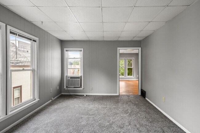 Building Photo - Cute 2BR 1 Bath Apartment Available 8/15