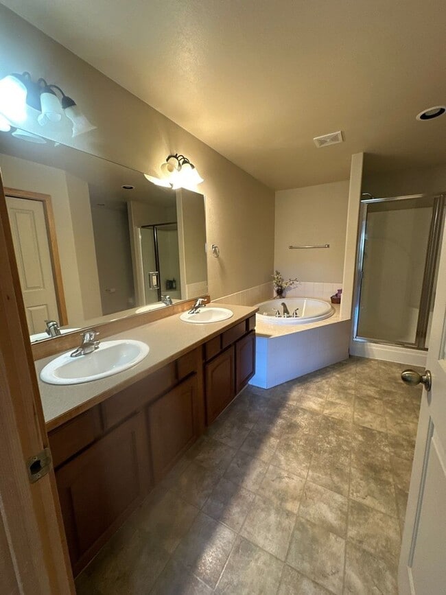 Building Photo - 5015 Falcon Dr