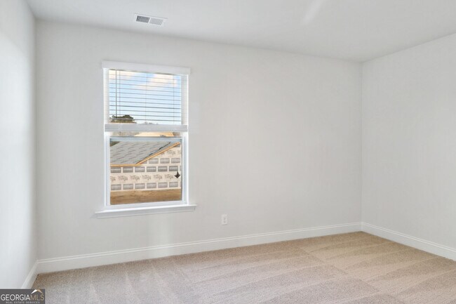 Building Photo - 323 Fox Tail Dr