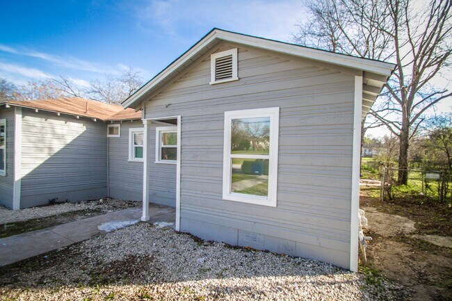 Building Photo - 934 Poinsettia St